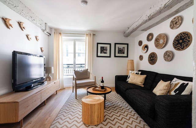 Designer 1BR in St Germain with AC, up to 4 guests
