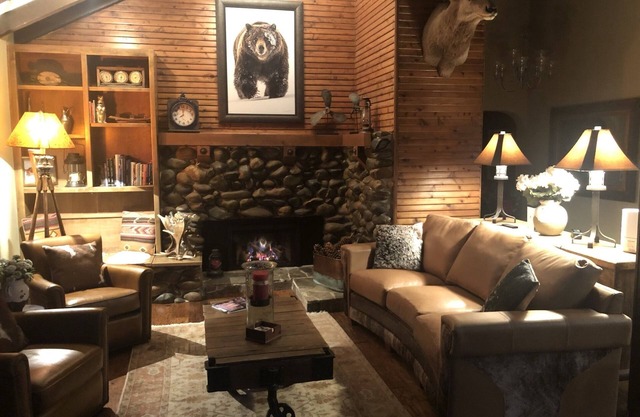 Designer Furnishings, gas fireplace, huge sunny deck w/hot tub, chef's kitchen