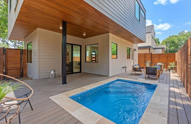 Designer Living in Holly Street | 3BR with Yard