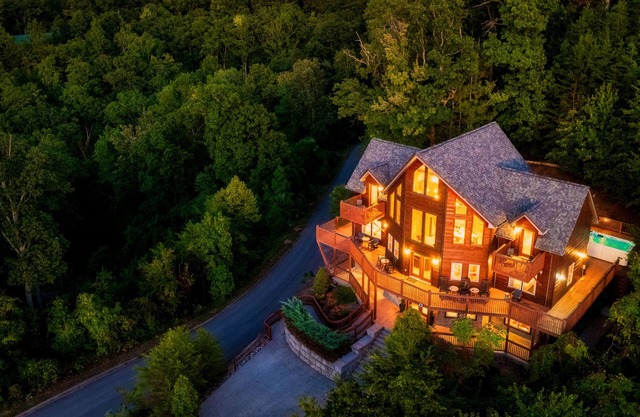 Designer Lodge/Stunning Views/Heated Pool/Spa/Firepit/Games