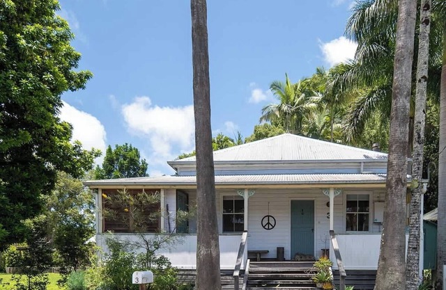 Designer Pet-Friendly Cottage, Walk to Town