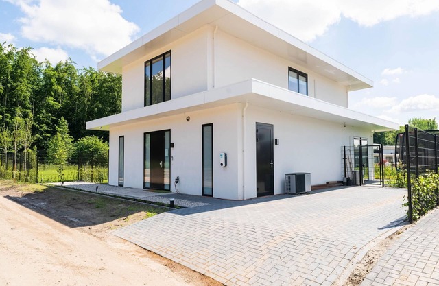 Detached 10-person villa with fenced garden, trampoline, modern kitchen and private swimming dock