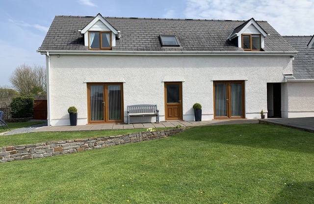 Detached annexe in a pretty village close to Botanical Gardens and Carmarthen