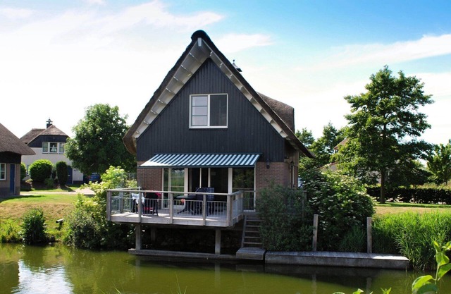 Detached fisherman's villa with sauna, bathtub, and patio above the water at Beach Resort Makkum on the IJsselmeer.