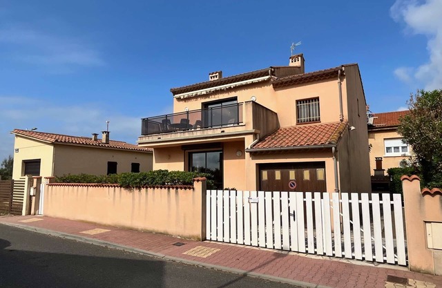 Detached house at only 80m from the sea, 4 bedrooms, for 10 people, at Portiragnes plage