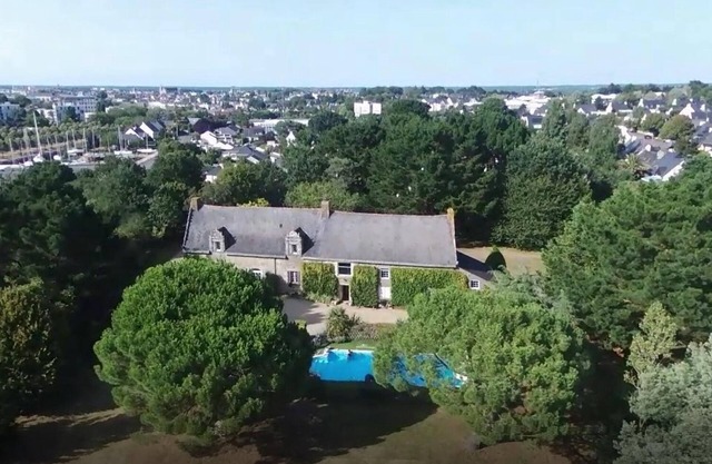 Detached house, heated pool, 10 minutes walk from the center of Vannes