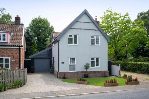 Detached House in Quiet Suffolk Village - Pets Allowed