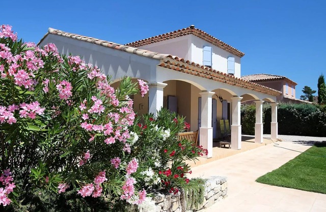 Detached villa, 2 bathrooms, sleeps 6