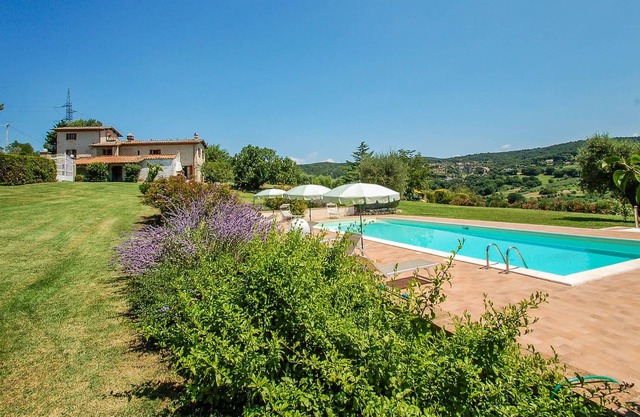 Detached villa with private pool. Quiet area with panoramic view. 80km from Rome