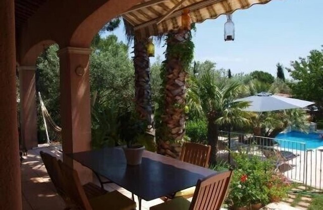 Detached villa with good amenities, private pool, close to Aix en Provence