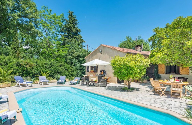 Detached villa with swimming pool under the calm sun in Peymeinade, 06