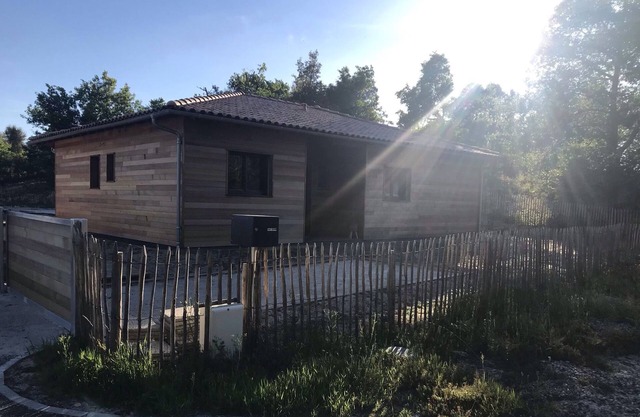 DETACHED WOODEN HOUSE 4BED SWIMMING POOL & JACCUZI BED AND MIXE NEAR CONTIS OCEAN