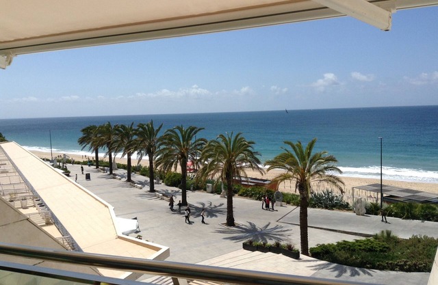 Development in Sesimbra on the 1st line of beach in front of the sea
