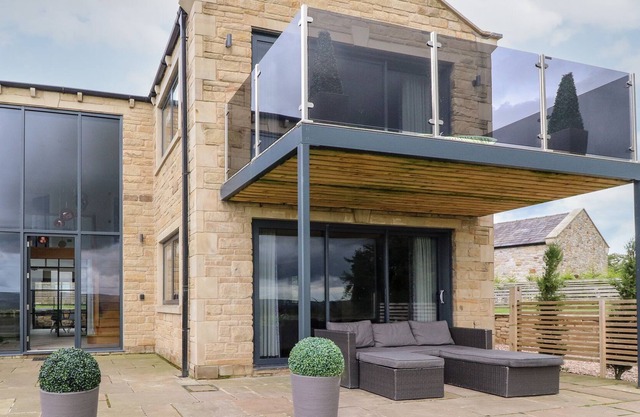 DEWHURST HOUSE, family friendly, with hot tub in Langho, Lancashire