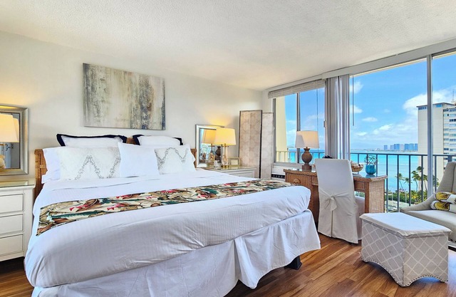 Diamondhead Beach Hotel PH02/King Bed Studio, Gold Coast Penthouse Paradise