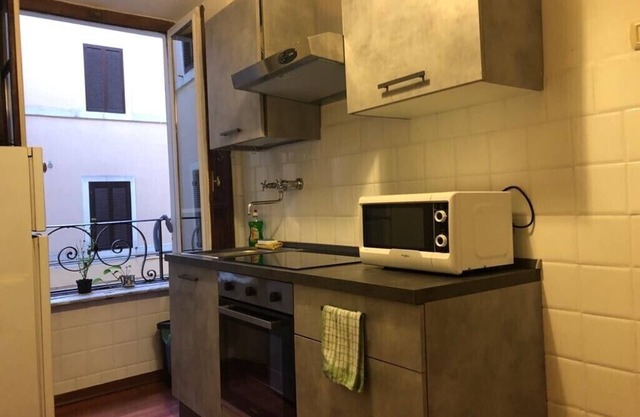 Diana mini-apartment, located in Rome, 1.3 km from Piazza Barberini, 1.7da Vlla.