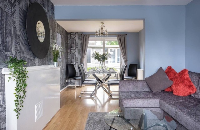 Dickens House Close 15min from Gatwick, Dickens House- Beautiful and Spacious 3BR