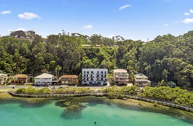 Direct beach access and just a short walk to town centre, stunning estuary views!