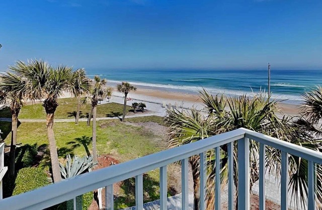 Direct Ocean Views, Clean & Cozy Studio – Walk to Dining & Beach Fun