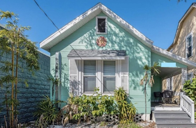 Directly Downtown Entire home St. Pete Bungalow