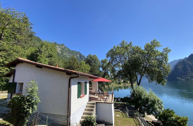 Directly on the lake