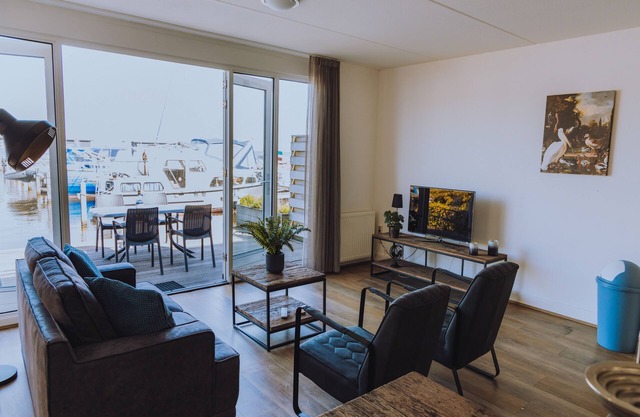 Directly on the water, between Alkmaar and Amsterdam