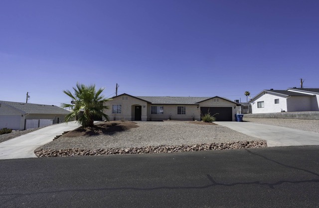 *Discounted Desert Oasis 3BR 2BA Spacious, Lots of Parking & Centrally Located