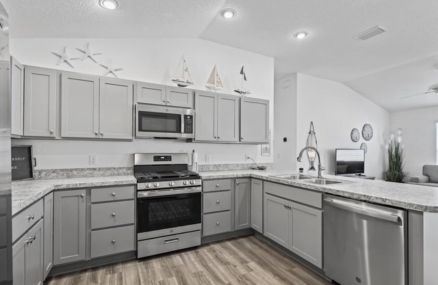 Discover Your Oasis in The Villages: A Relaxing Retreat with All the Amenities!