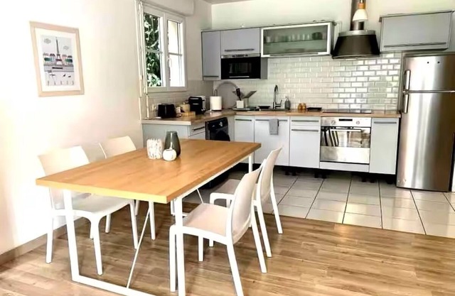 Disneyland 10 minutes/Paris 35 minutes