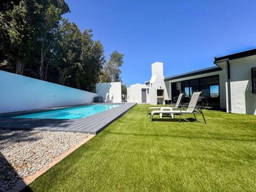 Dive into Luxury - Spacious Modern House with Pool