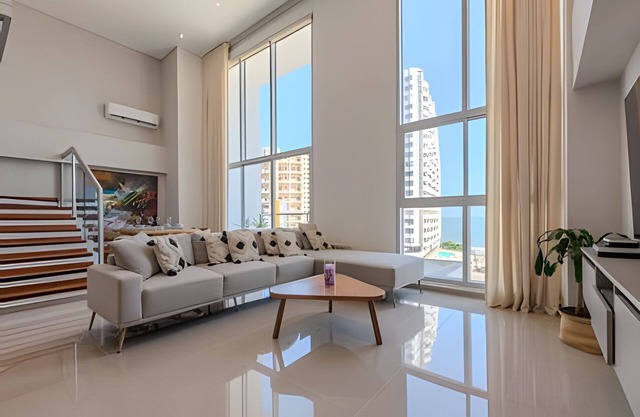 Doble altura y lujoso apto vista al mar