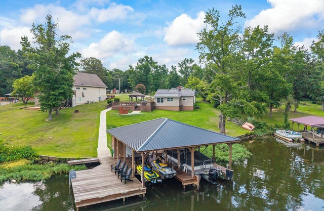 Dockside Dream on Lake Sinclair – Swimming Dock, Porch Views & Room for Everyone