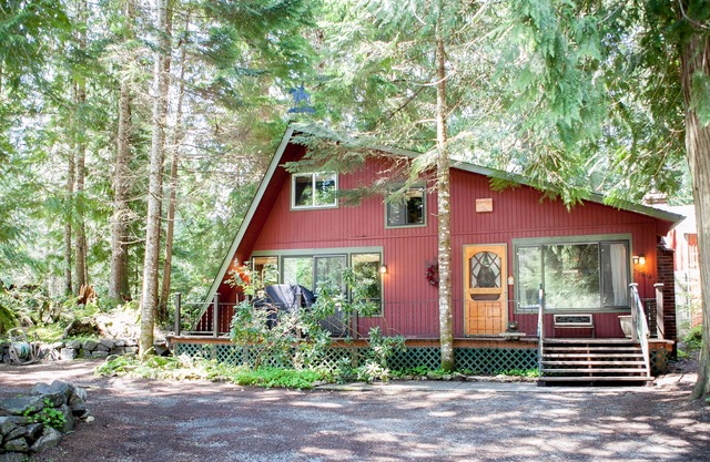 Dog friendly cabin at Mt. Rainier. Featuring WiFi, hot tub, fireplace & BBQ.