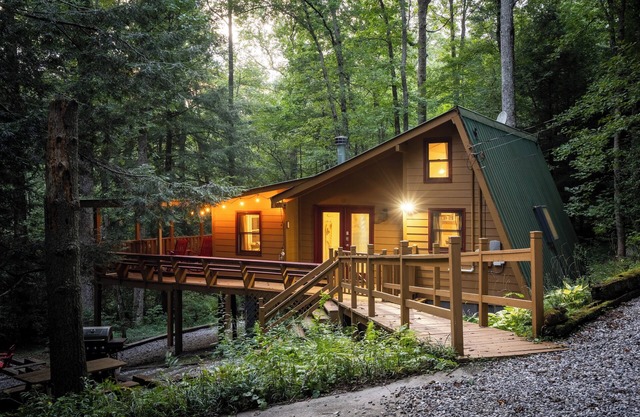 Dog-friendly Cabin in Appalachian Mountains! -near AT, firepit, with hot tub!