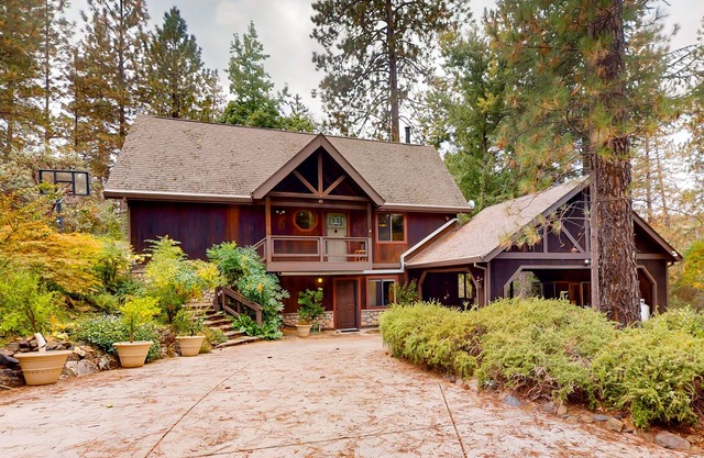Dog-friendly cabin on a working goat farm with private deck, firepit & fireplace