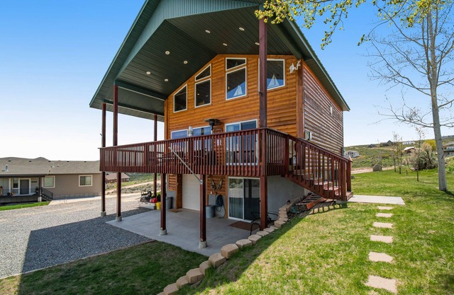 Dog-friendly cabin with lake view & wraparound deck - near golf & Bear Lake