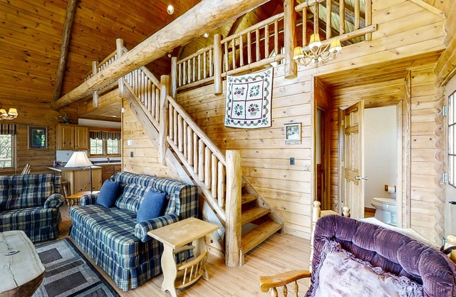 Dog-friendly cabin w/jetted tub, pool table, washer/dryer, gas grill, firepit