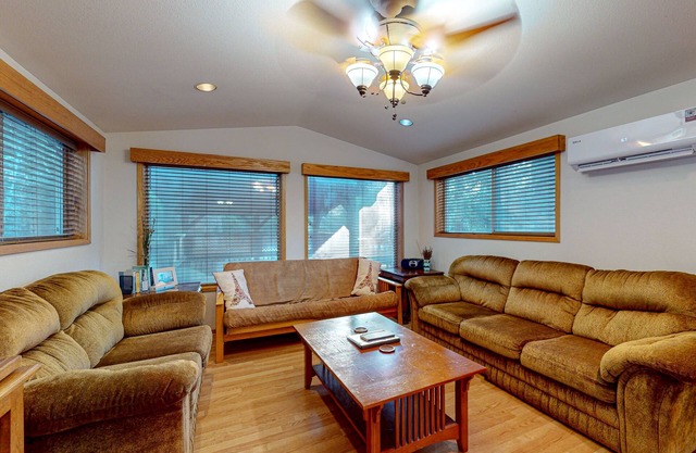 Dog-friendly cabin with hot tub & great deck - near Whaleshead Beach