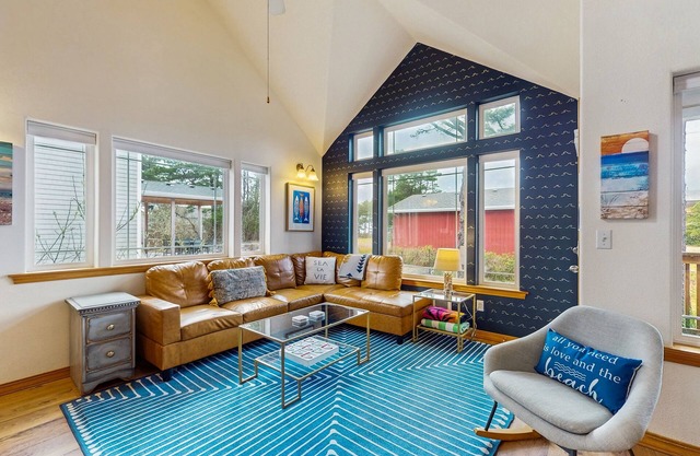 Dog-friendly coastal cottage with private hot tub - short walk to beach
