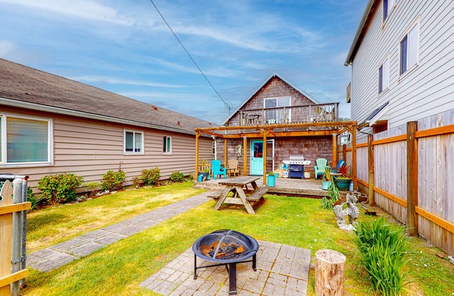Dog-Friendly Cottage with Private Hot Tub, Close to Beach & Downtown