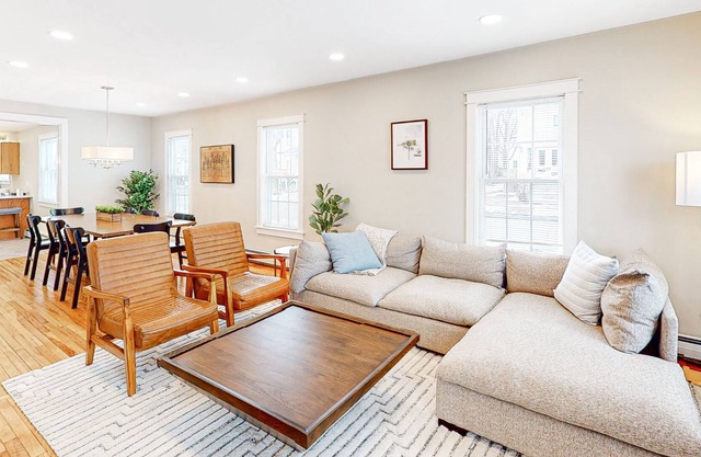 Dog-friendly downtown home with fireplace, backyard, W/D, fast WiFi, streaming