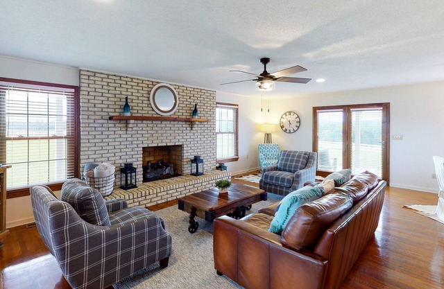 Dog-friendly farmhouse with hot tub, private W/D, gas fireplace, and central AC