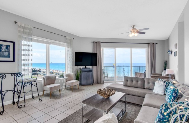 Dog Friendly, Gorgeous Water Views, Beach Service, Pool