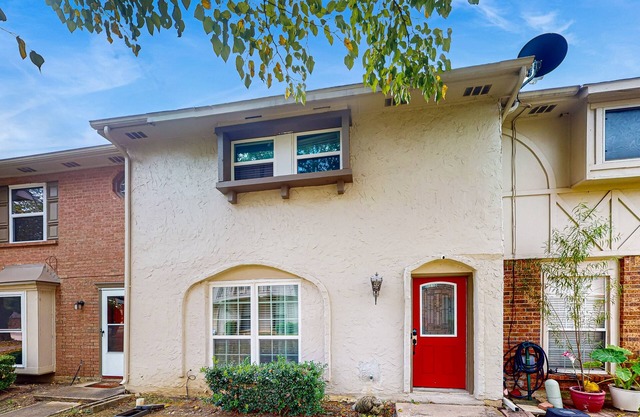 Dog-friendly home with central AC, free WiFi, private W/D