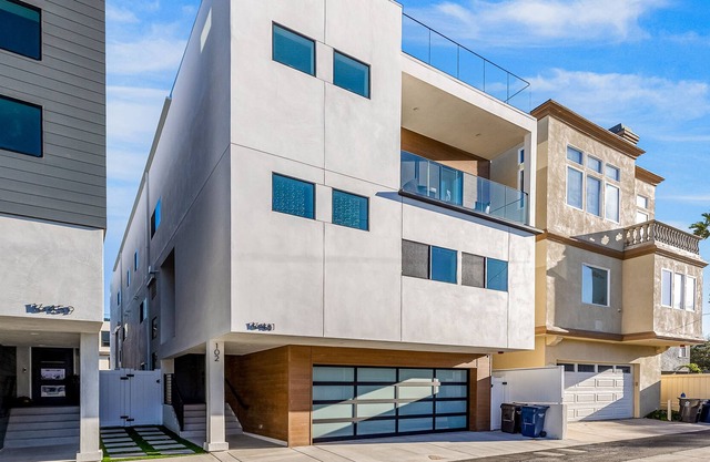 Dog-friendly home with great rooftop terrace & sunset views - steps to the beach