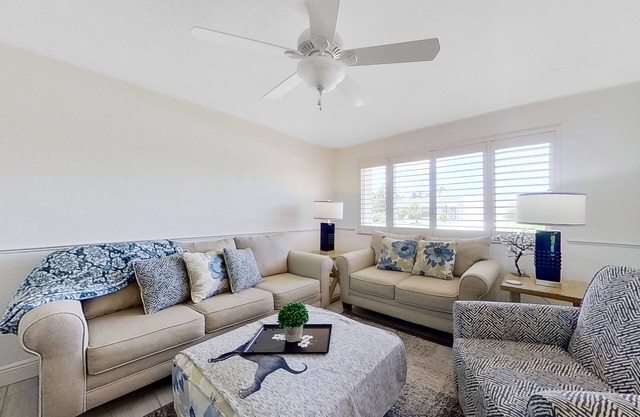 Dog-friendly home with screened lanai, central AC, & washer/dryer