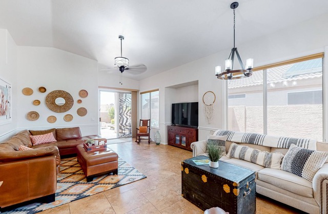 Dog-friendly home with enclosed yard, pool, WiFi, W/D & AC - quiet location