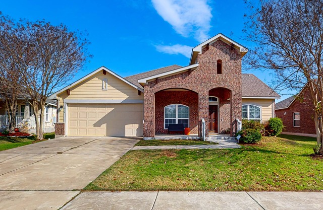 Dog-friendly house with patio, enclosed backyard and shared pool