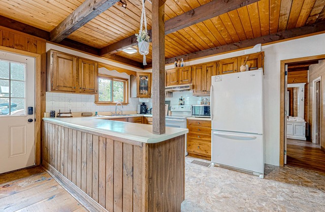 Dog friendly lake side cottage with private dock and community beach