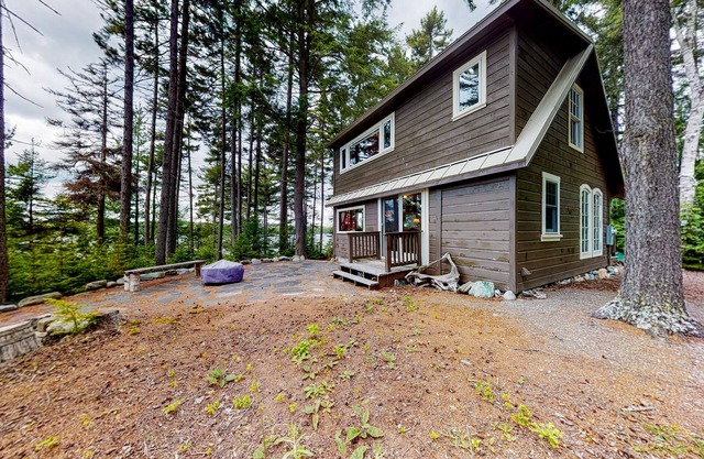 Dog-Friendly Lakefront Cabin w/a Full Kitchen, Firepit, & Gas Grill